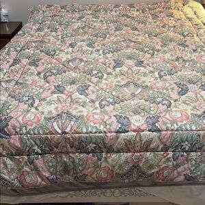 Floral Patterned Comforter - Reversible.  single bed.